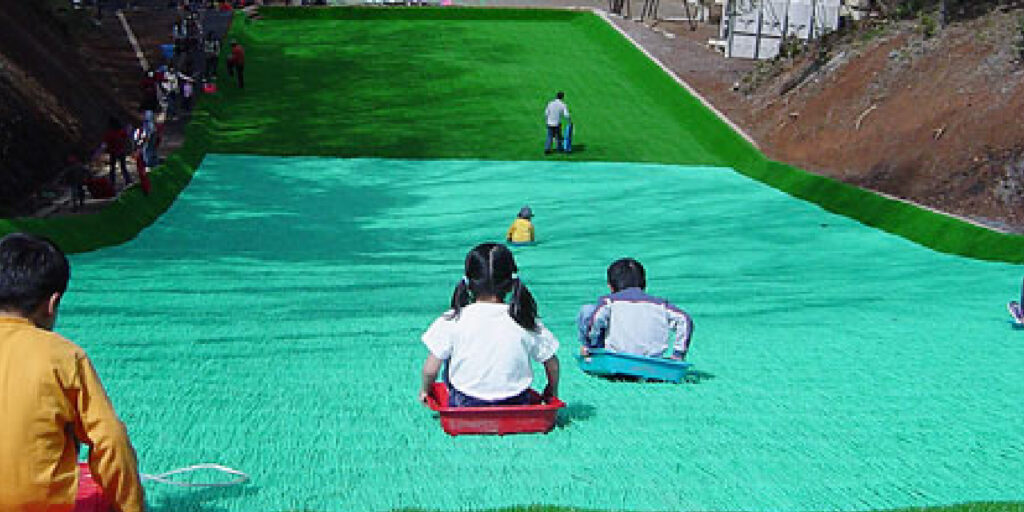 ちびっ子ゲレンデのための人工芝